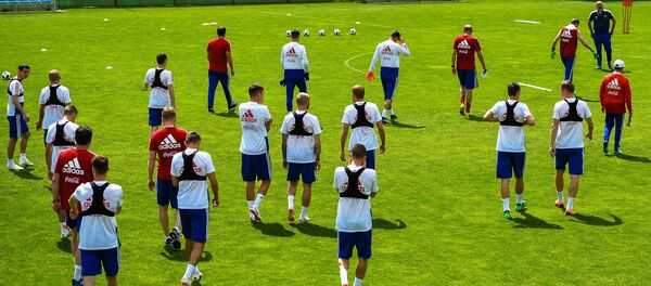 Игроки сборной России во время тренировки в Нойштифте перед матчами чемпионата мира по футболу - 2018 Игроки сборной России во время тренировки в Нойштифте перед матчами чемпионата мира по футболу - 2018 - Sputnik Литва