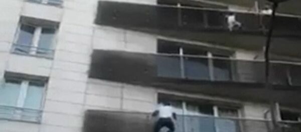 Мигрант во Франции спас ребенка, висящего на балконе пятого этажа - Sputnik Литва