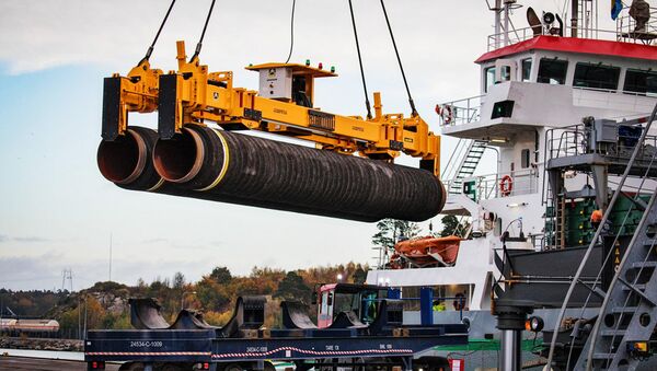 Погрузка труб в порту Мукран в Германии  для строительства Nord Stream 2  - Sputnik Литва