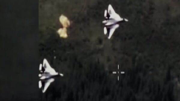 Боевой разворот Су-57 сняли с беспилотника - Sputnik Литва