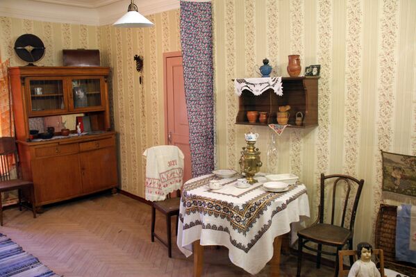Интерьер комнаты коммунальной квартиры на выставке Коммунальный рай, или Близкие поневоле в Особняке Румянцева, Санкт-Петербург - Sputnik Литва