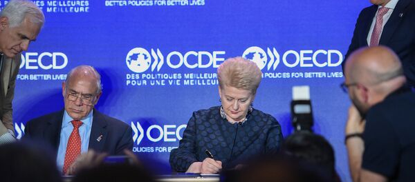 Президент Литвы Даля Грибаускайте в Париже на подписании соглашения с ОЭСР - Sputnik Литва