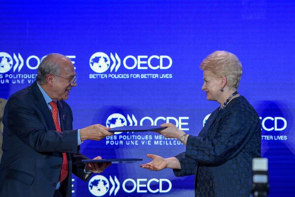 Президент Литвы Даля Грибаускайте в Париже на подписании соглашения с ОЭСР - Sputnik Литва