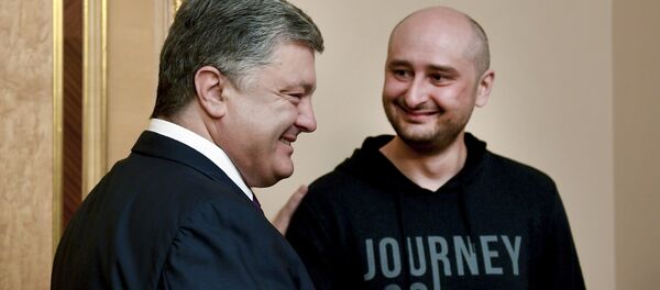 Президент Украины Петр Порошенко и российский журналист Аркадий Бабченко Президент Украины Петр Порошенко и российский журналист Аркадий Бабченко - Sputnik Литва