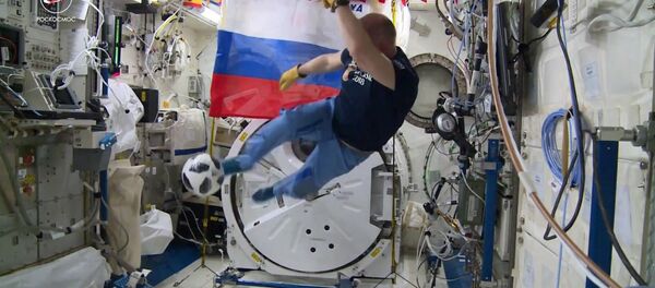 Kosmonautai TKS laive žaidė su Pasaulio futbolo čempionato kamuoliu - Sputnik Lietuva