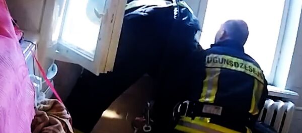 Пожарные спасают человека Пожарные спасают человека - Sputnik Lietuva