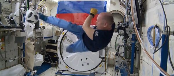 Официальным мячом ЧМ-2018 сыграли на МКС - Sputnik Литва