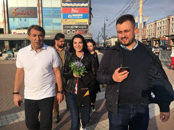 Рахим Рашидов и команда “Наивных путешественников” в Калининграде Рахим Рашидов и команда “Наивных путешественников” в Калининграде - Sputnik Литва