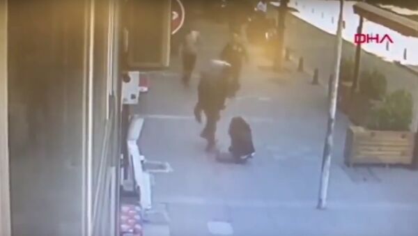 В Турции прохожий ударом головы сбил с ног мужчину, избивавшего жену - Sputnik Литва