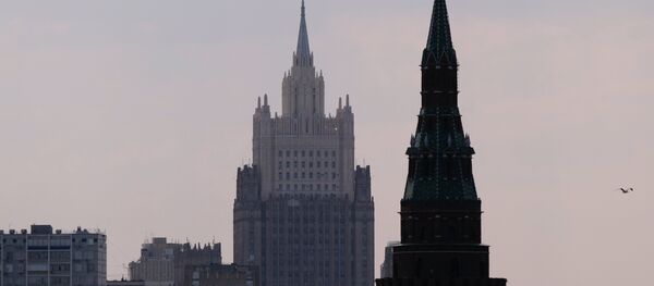 Высотное здание Министерства иностранных дел РФ. Справа: Водовзводная башня Московского Кремля. - Sputnik Литва