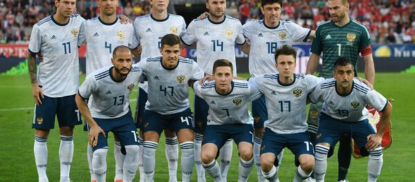 Игроки сборной России перед началом товарищеского матча по футболу с Австрией - Sputnik Литва