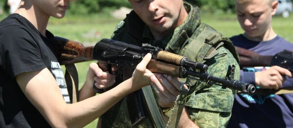 Учения по стрельбе из автомата Калашникова, архивное фото Учения по стрельбе из автомата Калашникова, архивное фото - Sputnik Литва