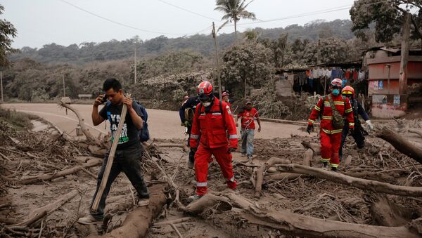 Gelbėjimo tarnybų darbai Eskuintlos departamente po ugnikalnio išsiveržimo Gvatemaloje - Sputnik Lietuva