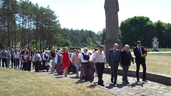 Посол России в Литве А.И.Удальцов 4 июня почтил память 119 мирных жителей, заживо сожженных в 1944 г. немецко-фашистскими захватчиками в деревне Пирчюпяй - Sputnik Литва