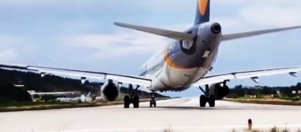 Prepare for take-off! British tourist is blown to the ground by jet engine blast of Thomas Cook airb Prepare for take-off! British tourist is blown to the ground by jet engine blast of Thomas Cook airb - Sputnik Литва