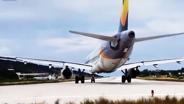 Prepare for take-off! British tourist is blown to the ground by jet engine blast of Thomas Cook airb - Sputnik Литва