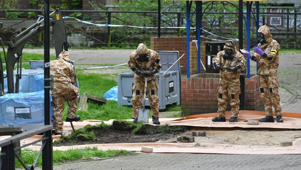 Военнослужащие копаются вблизи района, где российский агент Сергей Скрипаль и его дочь Юля были найдены на скамейке в парке, в Солсбери - Sputnik Lietuva