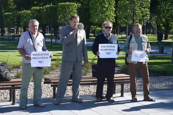 Митинг “Социалистического народного фронта” Литвы возле здания Апелляционного суда - Sputnik Lietuva
