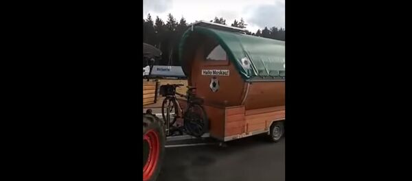 Немец едет на ЧМ 2018 на «пивной бочке» через Беларусь, видео Немец едет на ЧМ 2018 на «пивной бочке» через Беларусь, видео - Sputnik Lietuva