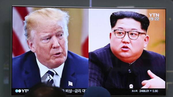 Президент США Дональд Трамп и лидер Северной Кореи Ким Чен Ын на экране телевизора, архивное фото - Sputnik Литва