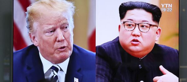 Президент США Дональд Трамп и лидер Северной Кореи Ким Чен Ын на экране телевизора, архивное фото - Sputnik Литва