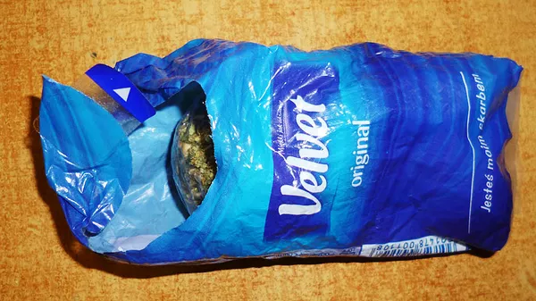 Поляки на въезде в Литву пытались избавиться от наркотиков Поляки на въезде в Литву пытались избавиться от наркотиков