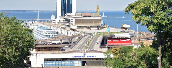Вид на Одесский морской вокзал с Потемкинской лестницы Вид на Одесский морской вокзал с Потемкинской лестницы - Sputnik Литва