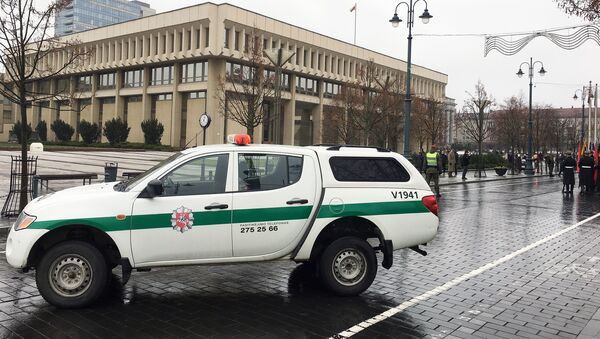 Здание сейма Литвы с автомобилем полиции - Sputnik Lietuva