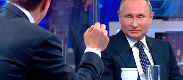 Путин рассказал рассмешившую его шутку про себя и Трампа - Sputnik Литва