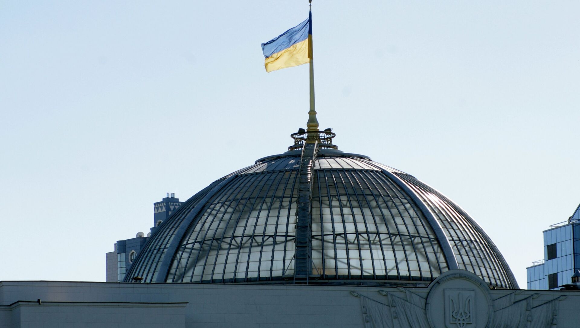 Флаг на крыше Верховной Рады Украины в Киеве. - Sputnik Lietuva, 1920, 06.03.2021