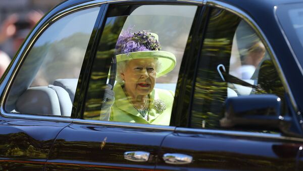 Королева Британии Елизавета Вторая прибывает в офис Королевской почтовой службы - Sputnik Lietuva
