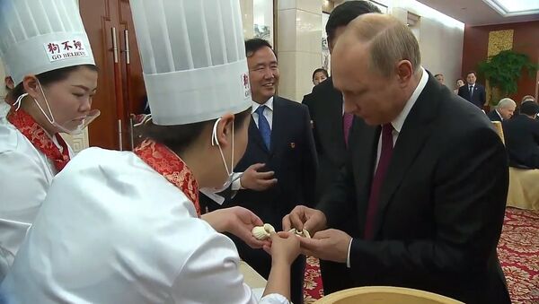 Путин приготовил китайские блины и пельмени - Sputnik Lietuva