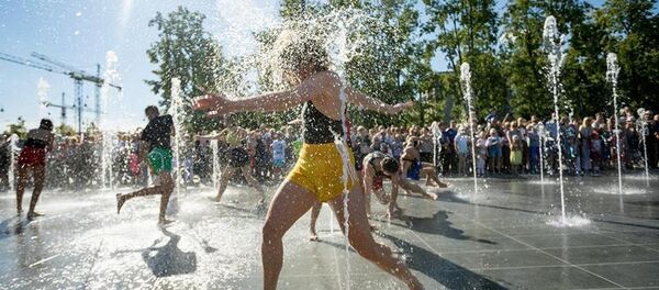 Интерактивный фонтан на площади Лукишкес в Вильнюсе Интерактивный фонтан на площади Лукишкес в Вильнюсе - Sputnik Литва