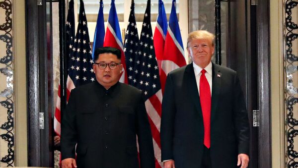 Дональд Трамп и Ким Чен Ын перед подписанием документа по итогам саммита в Сингапуре, 12 июня 2018 года - Sputnik Литва