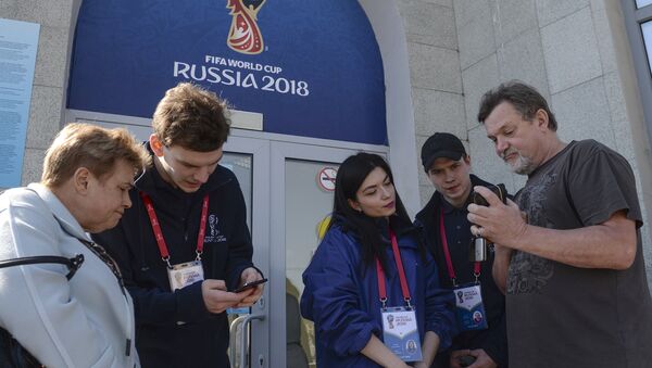 Болельщики у главного билетного центра FIFA, открывшегося в Санкт-Петербурге - Sputnik Литва