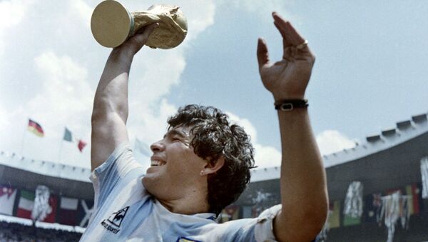 Капитан сборной Аргентины Диего Марадона с Кубком мира по футболу после победы в матче с Западной Германией, 1986 год - Sputnik Литва