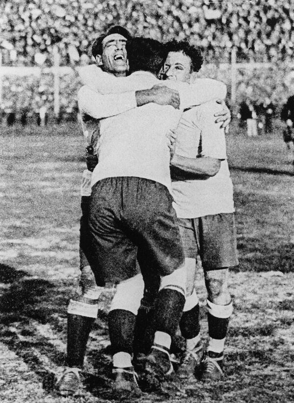 Уругвайцы Педро Сеа, Эктор Скароне и Эктор Кастро празднуют победу в матче с Аргентиной в финале чемпионата мира по футболу в Монтевидео, 1930 год - Sputnik Lietuva