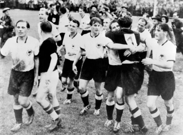 Футболисты немецкой сборной празднуют победу в матче с Венгрией в финале чемпионата мира по фоутболу, 1954 год - Sputnik Lietuva