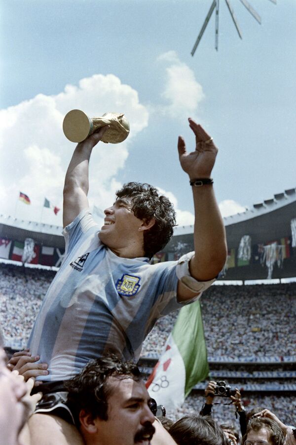 Капитан сборной Аргентины Диего Марадона с Кубком мира по футболу после победы в матче с Западной Германией, 1986 год - Sputnik Lietuva