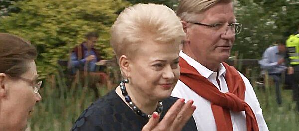 Даля Грибаускайте поучаствовала в празднике летнего солнцестояния Даля Грибаускайте поучаствовала в празднике летнего солнцестояния - Sputnik Литва