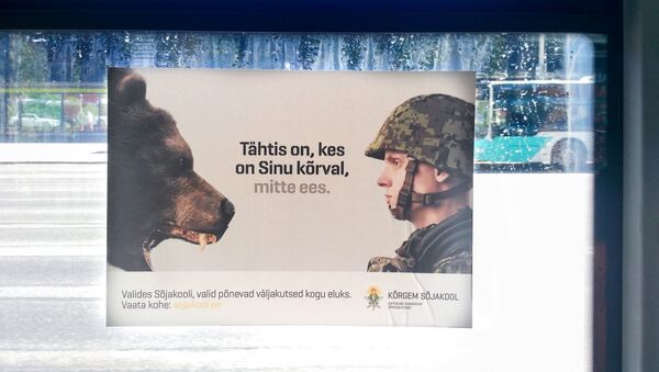 Плакат в таллиннском автобусе - Sputnik Lietuva