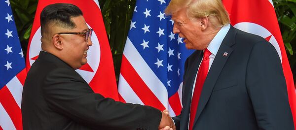 Президент США Дональд Трамп и лидер КНДР Ким Чен Ын на встрече - Sputnik Литва