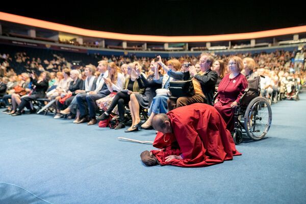 Auditorija, susirinkusi klausyti Dalai Lamos paskaitą Auditorija, susirinkusi klausyti Dalai Lamos paskaitą - Sputnik Lietuva
