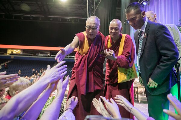 Dalai Lama Vilniuje viešai skaito paskaitą Laimės menas Dalai Lama Vilniuje viešai skaito paskaitą Laimės menas - Sputnik Lietuva