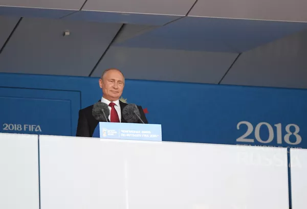 Президент РФ В. Путин и премьер-министр РФ Д. Медведев на церемонии открытия чемпионата мира по футболу – 2018 - Sputnik Lietuva