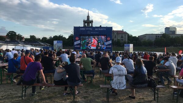 Жители Вильнюса следят за матчем открытия ЧМ-2018 в Москве, 14 июня 2018 года - Sputnik Lietuva