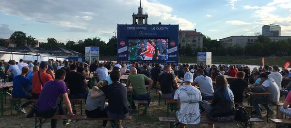 Жители Вильнюса следят за матчем открытия ЧМ-2018 в Москве, 14 июня 2018 года - Sputnik Литва