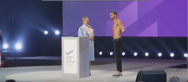 На Украине мужчина разделся перед Тимошенко во время ее выступления На Украине мужчина разделся перед Тимошенко во время ее выступления - Sputnik Литва