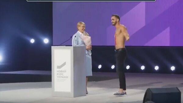На Украине мужчина разделся перед Тимошенко во время ее выступления - Sputnik Литва