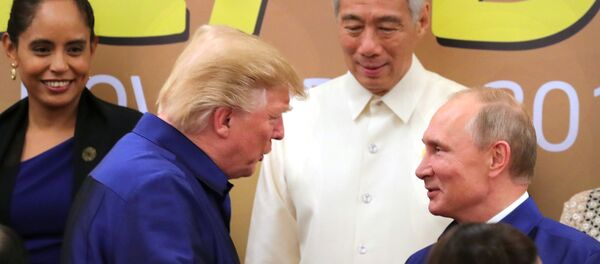 Президент РФ Владимир Путин и президент США Дональд Трамп на саммите АТЭС во Вьетнаме Президент РФ Владимир Путин и президент США Дональд Трамп на саммите АТЭС во Вьетнаме - Sputnik Литва